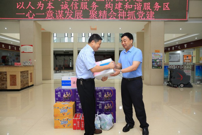 乔传福亲切慰问服务区- 公司动态