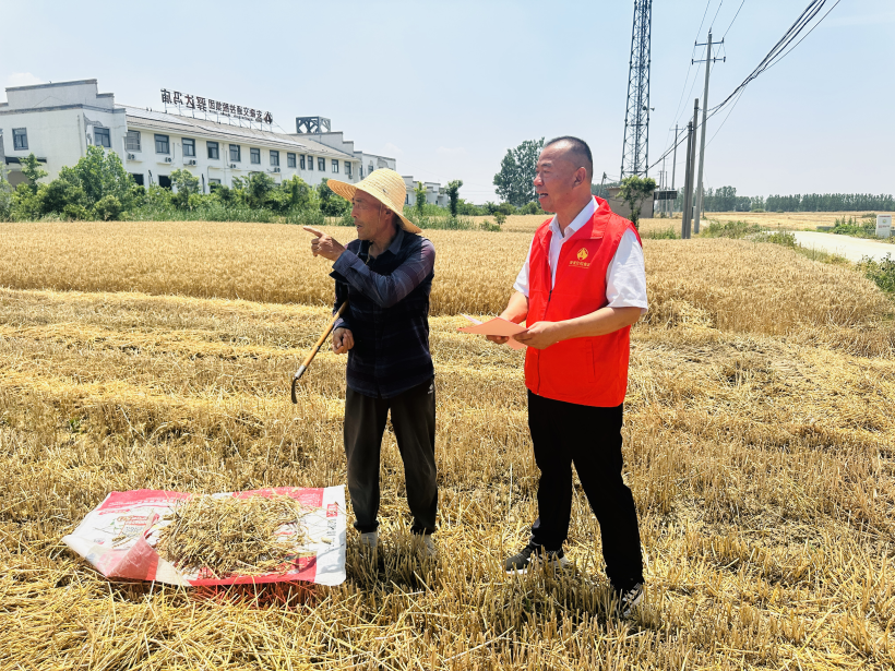 冯庙服务区志愿者在田间向农户进行安全知识宣讲.jpg