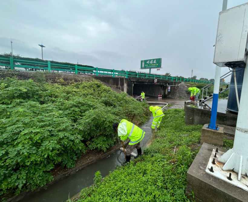 周潭服务区疏通排水渠道.jpg