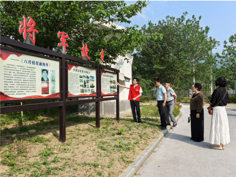 长岭关服务区讲解员为司乘旅客讲述红色历史。.png