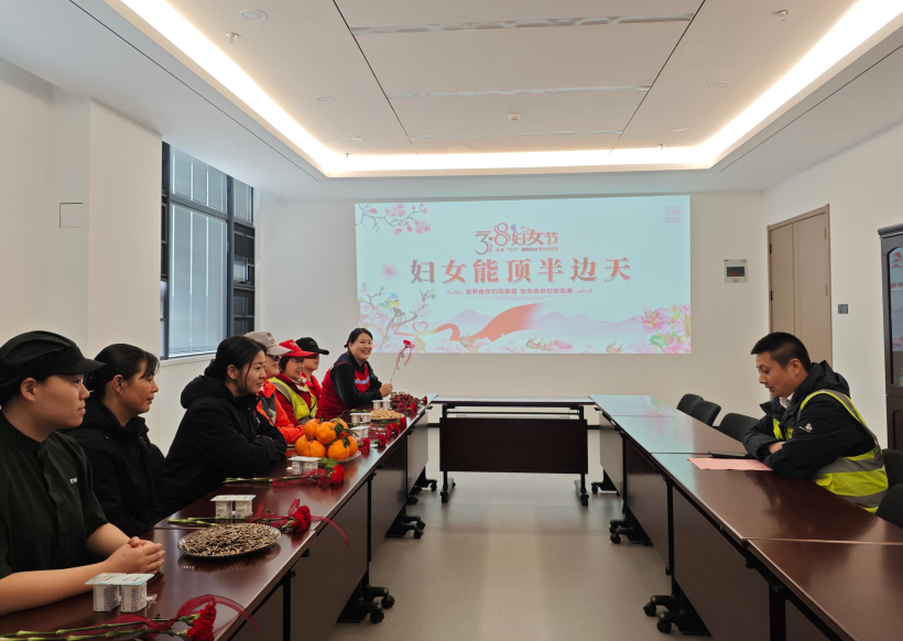 1774318983574371.jpg 洪林服务区召开三八妇女节-“妇女能顶半边天”主题座谈会,服务区负责人为女职工发放慰问品,宣读感谢信.jpg