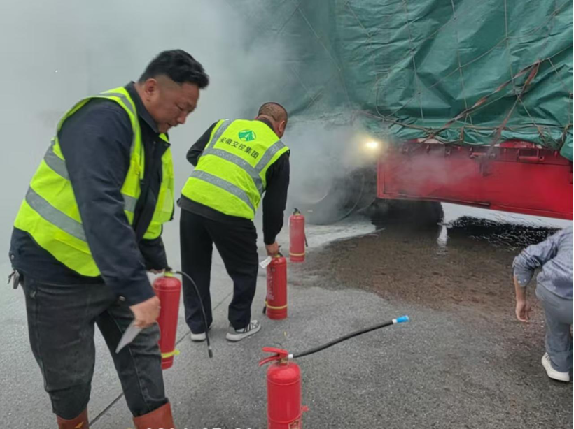 天门服务区工作人员合力扑救自燃货车.jpg