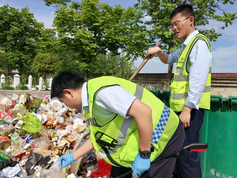 石弓服务区工作人员仔细翻找旅客耳机.jpg