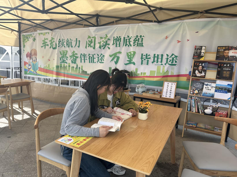西桥服务区在充电桩等候区开展全民阅读志愿服务活动.jpg